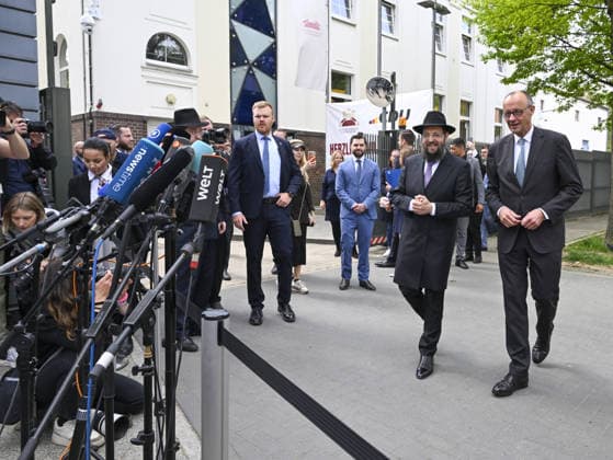 The CDU Executive Board meeting at the Chabad Synagogue in Berlin BERLIN, GERMANY - MAY 04: German Chancellor Friedrich Merz is welcomed by Rabbi Yehuda Teichtal ahead of executive board meeting of the CDU, the ruling party in Germany, at the Chabad Synagogue in Berlin, Germany on May 04, 2026. Halil Sagirkaya Anadolu Berlin Germany. Editorial use only. Please get in touch for any other usage.  Copyright: x2026xAnadoluxHalilxSagirkayax