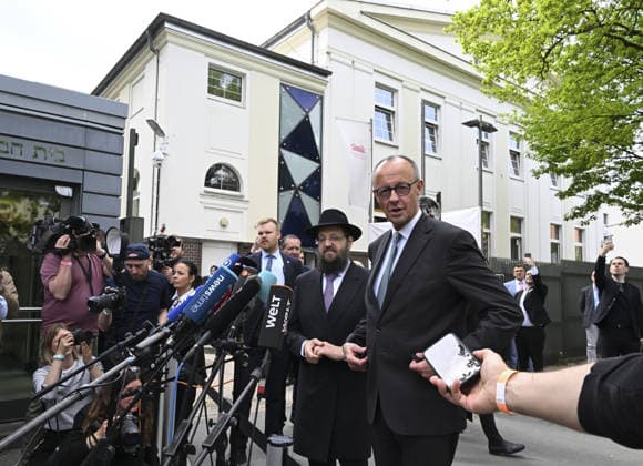 The CDU Executive Board meeting at the Chabad Synagogue in Berlin BERLIN, GERMANY - MAY 04: German Chancellor Friedrich Merz is welcomed by Rabbi Yehuda Teichtal ahead of executive board meeting of the CDU, the ruling party in Germany, at the Chabad Synagogue in Berlin, Germany on May 04, 2026. Halil Sagirkaya Anadolu Berlin Germany. Editorial use only. Please get in touch for any other usage.  Copyright: x2026xAnadoluxHalilxSagirkayax