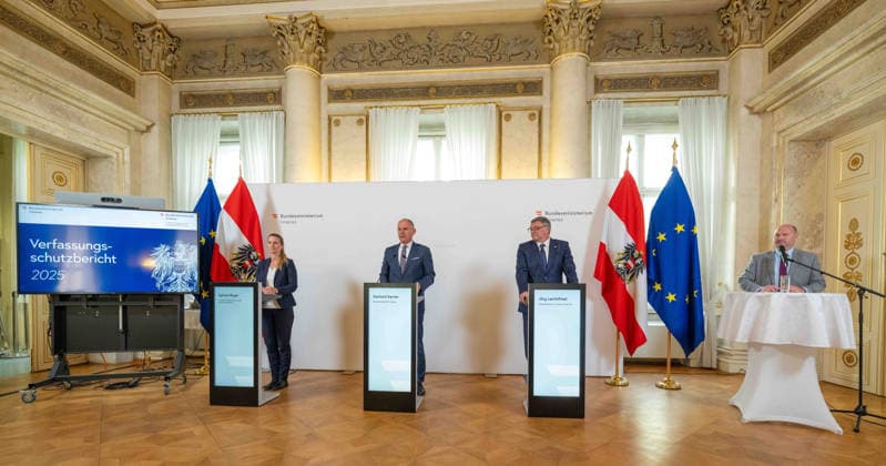 20260504 Lagebericht zum Verfassungsschutz mit dem Innenminister WIEN, OESTERREICH - MAI 4: Direktorin Sylvia Mayer (Direktion Staatsschutz und Nachrichtendienst) , Bundesminister fuer Inneres Gerhard Karner (OeVP) und Staatssekretaer im Bundesministerium fuer Inneres Joerg Leichtfried (SPOe) beim Lagebericht - zum Verfassungsschutz mit dem Innenminister im Bundesministerium fuer Inneres am 4. Mai 2026 in Wien, Oesterreich. 260504_SEPA_10_001 Copyright: xMichaelxIndrax SEPAxMedia