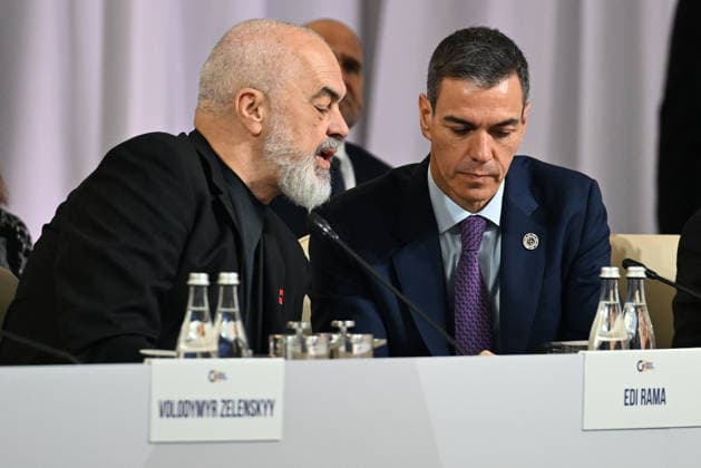 Pedro Sánchez attends the European Political Community Meeting The President of the Spanish Government, Pedro Sánchez d , during the European Political Community Meeting, May 4, 2026, in Yerevan Armenia The eighth meeting of the European Political Community brings together leaders from across the continent in Yerevan Armenia under the theme Building Future Unity and Stability in Europe to discuss how to cooperate more closely and coordinate measures to strengthen democratic resilience, boost connectivity and reinforce economic and energy security 04 MAY 2026 Pool Moncloa Borja Puig de la Bellacasa 04 05 2026 Yerevan Armenia Yerevan Armenia Espana  Copyright: xPoolxMoncloa BorjaxPuigxdexlaxBex 7497432