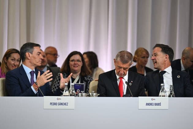 Pedro Sánchez attends the European Political Community Meeting The President of the Spanish Government, Pedro Sánchez i , during the European Political Community Meeting, May 4, 2026, in Yerevan Armenia The eighth meeting of the European Political Community brings together leaders from across the continent in Yerevan Armenia under the theme Building Future Unity and Stability in Europe to discuss how to cooperate more closely and coordinate measures to strengthen democratic resilience, boost connectivity and reinforce economic and energy security 04 MAY 2026 Pool Moncloa Borja Puig de la Bellacasa 04 05 2026 Yerevan Armenia Yerevan Armenia Espana  Copyright: xPoolxMoncloa BorjaxPuigxdexlaxBex 7497434