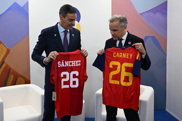 Pedro Sánchez attends the European Political Community Meeting The President of the Spanish Government, Pedro Sánchez i , exchanges T-shirts with the Prime Minister of Canada, Mark Carney d , during the European Political Community Meeting, May 4, 2026, in Yerevan Armenia The eighth meeting of the European Political Community brings together leaders from across the continent in Yerevan Armenia under the theme Building Future Unity and Stability in Europe to discuss how to cooperate more closely and coordinate measures to strengthen democratic resilience, boost connectivity and reinforce economic and energy security 04 MAY 2026 Pool Moncloa Borja Puig de la Bellacasa 04 05 2026 Yerevan Armenia Yerevan Armenia Espana  Copyright: xPoolxMoncloa BorjaxPuigxdexlaxBex 7497425