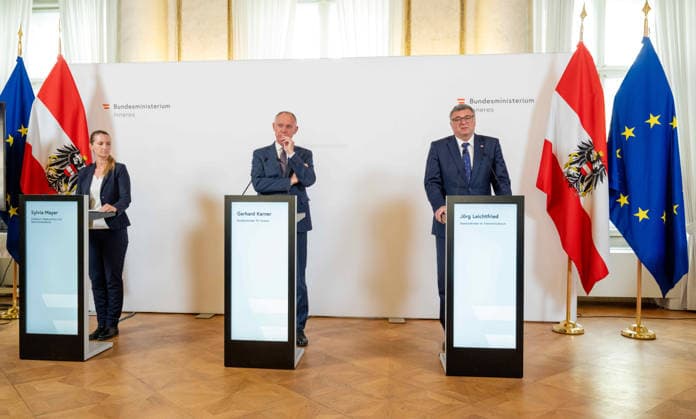 20260504 Lagebericht zum Verfassungsschutz mit dem Innenminister WIEN, OESTERREICH - MAI 4: Direktorin Sylvia Mayer (Direktion Staatsschutz und Nachrichtendienst) Bundesminister fuer Inneres Gerhard Karner (OeVP) und Staatssekretaer im Bundesministerium fuer Inneres Joerg Leichtfried (SPOe) beim Lagebericht - zum Verfassungsschutz mit dem Innenminister im Bundesministerium fuer Inneres am 4. Mai 2026 in Wien, Oesterreich. 260504_SEPA_10_022 Copyright: xMichaelxIndrax SEPAxMedia