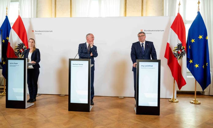 20260504 Lagebericht zum Verfassungsschutz mit dem Innenminister WIEN, OESTERREICH - MAI 4: Direktorin Sylvia Mayer (Direktion Staatsschutz und Nachrichtendienst), Bundesminister fuer Inneres Gerhard Karner (OeVP) und Staatssekretaer im Bundesministerium fuer Inneres Joerg Leichtfried (SPOe) beim Lagebericht - zum Verfassungsschutz mit dem Innenminister im Bundesministerium fuer Inneres am 4. Mai 2026 in Wien, Oesterreich. 260504_SEPA_10_026 Copyright: xMichaelxIndrax SEPAxMedia