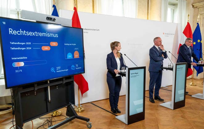 20260504 Lagebericht zum Verfassungsschutz mit dem Innenminister WIEN, OESTERREICH - MAI 4: Direktorin Sylvia Mayer (Direktion Staatsschutz und Nachrichtendienst) Bundesminister fuer Inneres Gerhard Karner (OeVP) und Staatssekretaer im Bundesministerium fuer Inneres Joerg Leichtfried (SPOe) beim Lagebericht - zum Verfassungsschutz mit dem Innenminister im Bundesministerium fuer Inneres am 4. Mai 2026 in Wien, Oesterreich. 260504_SEPA_10_028 Copyright: xMichaelxIndrax SEPAxMedia