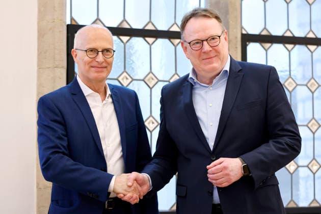 Politician Dr. Peter Tschentscher SPD , Lord Mayor of Hamburg, and politician Torsten Burmester SPD , Lord Mayor of Cologne, at a joint meeting in Cologne City Hall Both cities want to work better together in future Cologne, 04 05 2026 NRW Germany Copyright: xChristophxHardtx