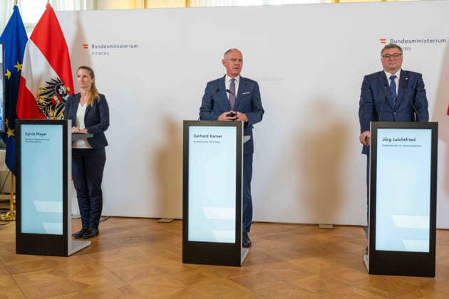 20260504 Lagebericht zum Verfassungsschutz mit dem Innenminister WIEN, OESTERREICH - MAI 4: Direktorin Sylvia Mayer (Direktion Staatsschutz und Nachrichtendienst) , Bundesminister fuer Inneres Gerhard Karner (OeVP) und Staatssekretaer im Bundesministerium fuer Inneres Joerg Leichtfried (SPOe) beim Lagebericht - zum Verfassungsschutz mit dem Innenminister im Bundesministerium fuer Inneres am 4. Mai 2026 in Wien, Oesterreich. 260504_SEPA_10_005 Copyright: xMichaelxIndrax SEPAxMedia