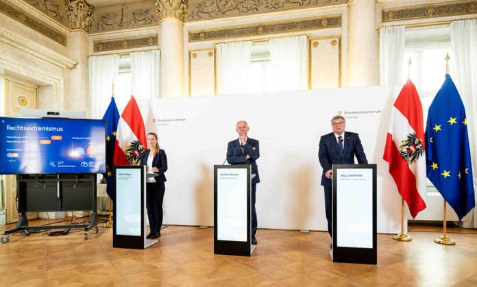20260504 Lagebericht zum Verfassungsschutz mit dem Innenminister WIEN, OESTERREICH - MAI 4: Direktorin Sylvia Mayer (Direktion Staatsschutz und Nachrichtendienst), Bundesminister fuer Inneres Gerhard Karner (OeVP) und Staatssekretaer im Bundesministerium fuer Inneres Joerg Leichtfried (SPOe) beim Lagebericht - zum Verfassungsschutz mit dem Innenminister im Bundesministerium fuer Inneres am 4. Mai 2026 in Wien, Oesterreich. 260504_SEPA_10_013 Copyright: xMichaelxIndrax SEPAxMedia