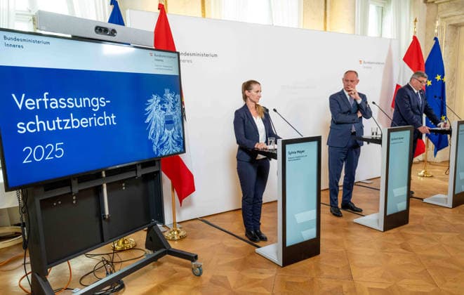 20260504 Lagebericht zum Verfassungsschutz mit dem Innenminister WIEN, OESTERREICH - MAI 4: Direktorin Sylvia Mayer (Direktion Staatsschutz und Nachrichtendienst), Bundesminister fuer Inneres Gerhard Karner (OeVP) und Staatssekretaer im Bundesministerium fuer Inneres Joerg Leichtfried (SPOe) beim Lagebericht - zum Verfassungsschutz mit dem Innenminister im Bundesministerium fuer Inneres am 4. Mai 2026 in Wien, Oesterreich. 260504_SEPA_10_018 Copyright: xMichaelxIndrax SEPAxMedia