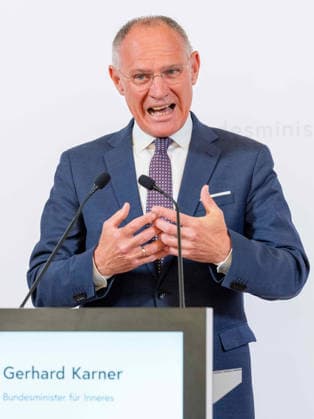 20260504 Lagebericht zum Verfassungsschutz mit dem Innenminister WIEN, OESTERREICH - MAI 4: Bundesminister fuer Inneres Gerhard Karner (OeVP) beim Lagebericht - zum Verfassungsschutz mit dem Innenminister im Bundesministerium fuer Inneres am 4. Mai 2026 in Wien, Oesterreich. 260504_SEPA_10_008 Copyright: xMichaelxIndrax SEPAxMedia