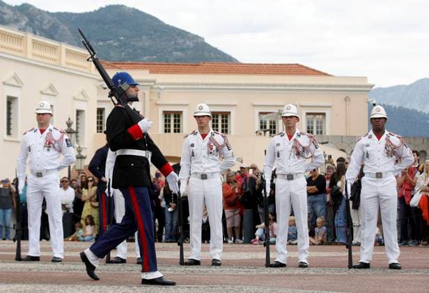 CHANGEMENT TENUE CARABINIERS PRINCE PHOTOPQR NICE MATIN Jean François Ottonello Monaco 04 05 2026 Passage de la tenue dhiver, en noir, a la tenue dete, en blanc, pour les carabiniers du prince lors de la releve de la garde Monaco may 4th 2026 The Princes Carabiniers change from their winter uniform black to their summer uniform white during the changing of the guard Monaco France  Copyright: xPHOTOPQR NICExMATIN MAXPPPxJeanxFrançoisxOttonellox 20260504NIM4906 20260504NIM4906