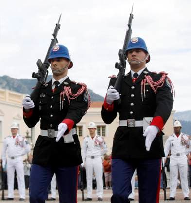 CHANGEMENT TENUE CARABINIERS PRINCE PHOTOPQR NICE MATIN Jean François Ottonello Monaco 04 05 2026 Passage de la tenue dhiver, en noir, a la tenue dete, en blanc, pour les carabiniers du prince lors de la releve de la garde Monaco may 4th 2026 The Princes Carabiniers change from their winter uniform black to their summer uniform white during the changing of the guard Monaco France  Copyright: xPHOTOPQR NICExMATIN MAXPPPxJeanxFrançoisxOttonellox 20260504NIM4907 20260504NIM4907