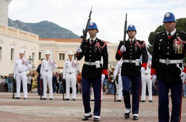 CHANGEMENT TENUE CARABINIERS PRINCE PHOTOPQR NICE MATIN Jean François Ottonello Monaco 04 05 2026 Passage de la tenue dhiver, en noir, a la tenue dete, en blanc, pour les carabiniers du prince lors de la releve de la garde Monaco may 4th 2026 The Princes Carabiniers change from their winter uniform black to their summer uniform white during the changing of the guard Monaco France  Copyright: xPHOTOPQR NICExMATIN MAXPPPxJeanxFrançoisxOttonellox 20260504NIM4908 20260504NIM4908