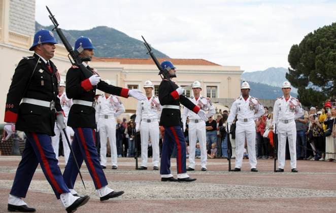 CHANGEMENT TENUE CARABINIERS PRINCE PHOTOPQR NICE MATIN Jean François Ottonello Monaco 04 05 2026 Passage de la tenue dhiver, en noir, a la tenue dete, en blanc, pour les carabiniers du prince lors de la releve de la garde Monaco may 4th 2026 The Princes Carabiniers change from their winter uniform black to their summer uniform white during the changing of the guard Monaco France  Copyright: xPHOTOPQR NICExMATIN MAXPPPxJeanxFrançoisxOttonellox 20260504NIM4909 20260504NIM4909
