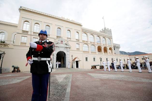 CHANGEMENT TENUE CARABINIERS PRINCE PHOTOPQR NICE MATIN Jean François Ottonello Monaco 04 05 2026 Passage de la tenue dhiver, en noir, a la tenue dete, en blanc, pour les carabiniers du prince lors de la releve de la garde Monaco may 4th 2026 The Princes Carabiniers change from their winter uniform black to their summer uniform white during the changing of the guard Monaco France  Copyright: xPHOTOPQR NICExMATIN MAXPPPxJeanxFrançoisxOttonellox 20260504NIM4910 20260504NIM4910