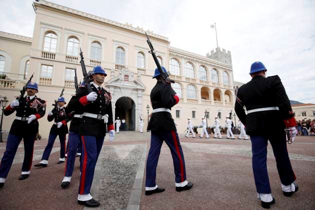 CHANGEMENT TENUE CARABINIERS PRINCE PHOTOPQR NICE MATIN Jean François Ottonello Monaco 04 05 2026 Passage de la tenue dhiver, en noir, a la tenue dete, en blanc, pour les carabiniers du prince lors de la releve de la garde Monaco may 4th 2026 The Princes Carabiniers change from their winter uniform black to their summer uniform white during the changing of the guard Monaco France  Copyright: xPHOTOPQR NICExMATIN MAXPPPxJeanxFrançoisxOttonellox 20260504NIM4912 20260504NIM4912
