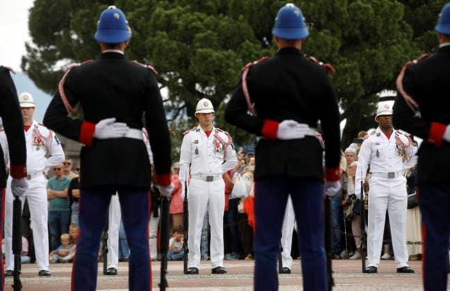 CHANGEMENT TENUE CARABINIERS PRINCE PHOTOPQR NICE MATIN Jean François Ottonello Monaco 04 05 2026 Passage de la tenue dhiver, en noir, a la tenue dete, en blanc, pour les carabiniers du prince lors de la releve de la garde Monaco may 4th 2026 The Princes Carabiniers change from their winter uniform black to their summer uniform white during the changing of the guard Monaco France  Copyright: xPHOTOPQR NICExMATIN MAXPPPxJeanxFrançoisxOttonellox 20260504NIM4914 20260504NIM4914