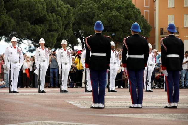 CHANGEMENT TENUE CARABINIERS PRINCE PHOTOPQR NICE MATIN Jean François Ottonello Monaco 04 05 2026 Passage de la tenue dhiver, en noir, a la tenue dete, en blanc, pour les carabiniers du prince lors de la releve de la garde Monaco may 4th 2026 The Princes Carabiniers change from their winter uniform black to their summer uniform white during the changing of the guard Monaco France  Copyright: xPHOTOPQR NICExMATIN MAXPPPxJeanxFrançoisxOttonellox 20260504NIM4916 20260504NIM4916