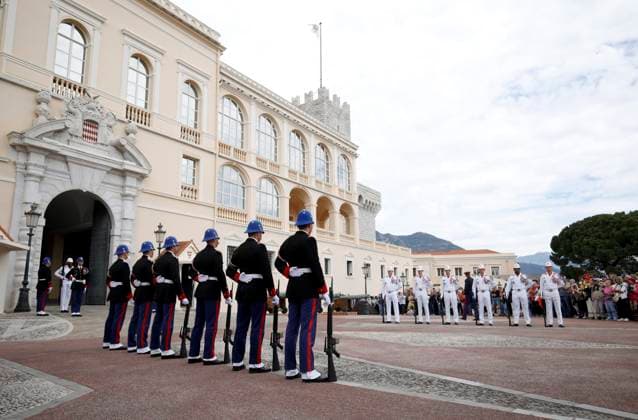 CHANGEMENT TENUE CARABINIERS PRINCE PHOTOPQR NICE MATIN Jean François Ottonello Monaco 04 05 2026 Passage de la tenue dhiver, en noir, a la tenue dete, en blanc, pour les carabiniers du prince lors de la releve de la garde Monaco may 4th 2026 The Princes Carabiniers change from their winter uniform black to their summer uniform white during the changing of the guard Monaco France  Copyright: xPHOTOPQR NICExMATIN MAXPPPxJeanxFrançoisxOttonellox 20260504NIM4919 20260504NIM4919