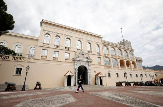 CHANGEMENT TENUE CARABINIERS PRINCE PHOTOPQR NICE MATIN Jean François Ottonello Monaco 04 05 2026 Passage de la tenue dhiver, en noir, a la tenue dete, en blanc, pour les carabiniers du prince lors de la releve de la garde Monaco may 4th 2026 The Princes Carabiniers change from their winter uniform black to their summer uniform white during the changing of the guard Monaco France  Copyright: xPHOTOPQR NICExMATIN MAXPPPxJeanxFrançoisxOttonellox 20260504NIM4921 20260504NIM4921