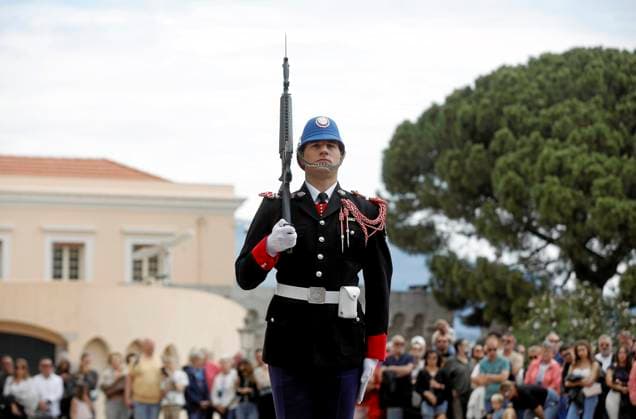 CHANGEMENT TENUE CARABINIERS PRINCE PHOTOPQR NICE MATIN Jean François Ottonello Monaco 04 05 2026 Passage de la tenue dhiver, en noir, a la tenue dete, en blanc, pour les carabiniers du prince lors de la releve de la garde Monaco may 4th 2026 The Princes Carabiniers change from their winter uniform black to their summer uniform white during the changing of the guard Monaco France  Copyright: xPHOTOPQR NICExMATIN MAXPPPxJeanxFrançoisxOttonellox 20260504NIM4918 20260504NIM4918