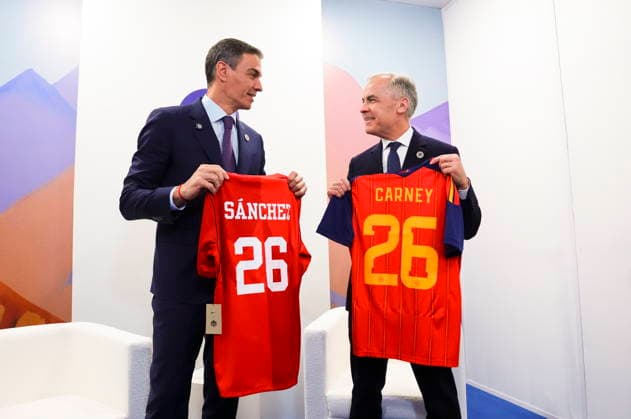 May 4, 2026, Yerevan, Armenia: Prime Minister Mark Carney, right, and Prime Minister of Spain Pedro Sanchez trade their national soccer teams jerseys as they meet during the 8th European Political Community Summit in Yerevan, Armenia on Monday, May 4, 2026. Yerevan Armenia  - ZUMAc35_ 20260504_zaf_c35_063 Copyright: xSeanxKilpatrickx