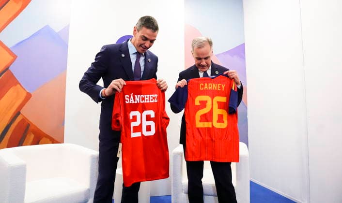 May 4, 2026, Yerevan, Armenia: Prime Minister Mark Carney, right, and Prime Minister of Spain Pedro Sanchez trade their National soccer teams jerseys as they meet during the 8th European Political Community Summit in Yerevan, Armenia, on Monday, May 4, 2026. Yerevan Armenia  - ZUMAc35_ 20260504_zaf_c35_064 Copyright: xSeanxKilpatrickx