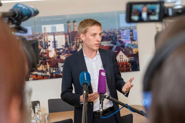 Dominik Krause, DIE GRÜNEN, new mayor of Munich, inauguration first working day in the new mayors office in the town hall, Munich, May 4, 2026 Germany, Munich, Dominik Krause, DIE GRÜNEN, new mayor of Munich, inauguration first working day in the new mayors office in the town hall, receives journalists for phot