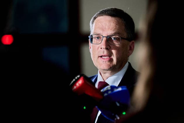 - Linz (Oberösterreich) 04.05.2026 - Urteil Wöginger Prozess - Heute ging im Landesgericht Linz der Prozess gegen den ÖVP Klubobmann mit der Urteilsverkündung zu Ende. Wöginger und zwei weitere angeklagte Finanzbeamten wurde Amtsmissbrauch vorgeworfen. Dem einflussreichen Politiker wurde vorgeworfen, einem Parteifreund zu einem Chefposten im Finanzamt Braunau verholfen zu haben, während eine qualifizierte Bewerberin leer ausging. Wöginger wurde zu sieben Monate bedingter Haft und 43.200 Euro Geldstrafe verurteilt und legt das Amt des ÖVP-Klubobmanns zurück. PHOTO: ÖVP Klubobmann August Wöginger im Landesgericht bei seiner Stellungnahme kurz nach dem Schuldspruch den er anfechten wird. Linz (AUSTRIA) - Verdict in the Wöginger trial – T 