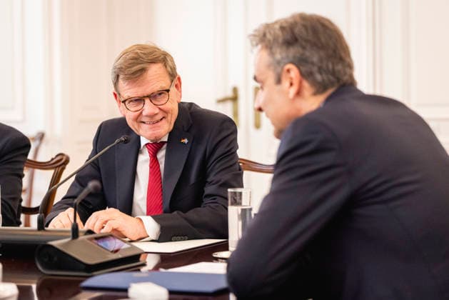 R L Johann Wadephul CDU , Federal Foreign Minister, and Kyriakos Mitsotakis, Prime Minister of Greece, taken during a meeting in Athens, 04 05 2026 Photographed on behalf of the Federal Foreign Office Athens Greece Copyright: xJulianexSonntag AAx