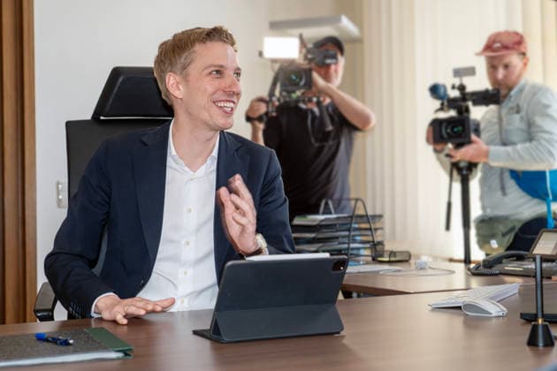 Dominik Krause, DIE GRÜNEN, new mayor of Munich, first day in office in the new mayors office in the town hall, gives press interviews, Munich, May 4, 2026 Germany, Munich, Dominik Krause, DIE GRÜNEN, new mayor of Munich, first day in office in the new mayors office in the town hall, receives journ
