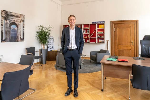 Dominik Krause, DIE GRÜNEN, new mayor of Munich, inauguration of first working day in the new mayors office in the town hall, Munich, May 4, 2026 Germany, Munich, Dominik Krause, DIE GRÜNEN, new mayor of Munich, inauguration of first working day in the new mayors office in the town hall, receives journalists for photos and interviews, local politics, Bavaria