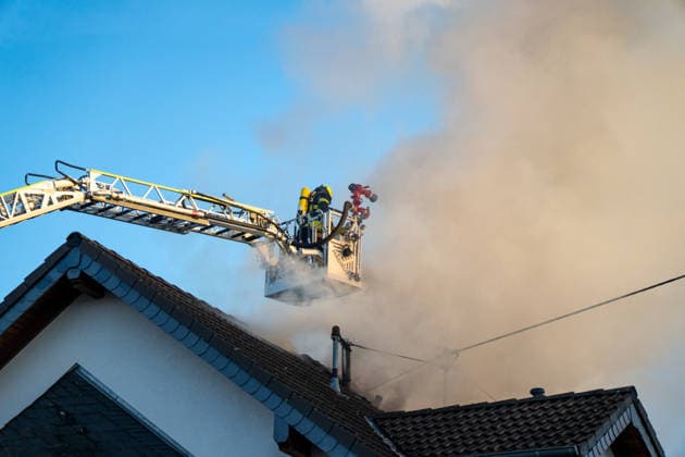 Fire in semi-detached house in Waldalgesheim Building uninhabitable On Monday, 04 05 2026, a fire broke out in a semi-detached house in Waldalgesheim Firefighters used a turntable ladder to fight the fire in the roof area of the building Dense smoke escaped f