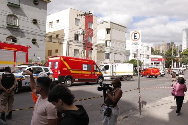 RECORD DATE NOT STATED Small plane crashes and hits building in the Silveira neighborhood in Belo Horizonte. Belo Horizonte (MG), 04 05 2026 - A small plane crashed and hit a building in the Silveira neighborhood, in the city of Belo Horizonte, capital of Minas Gerais, on the afternoon of this Monday (May 4). According to the fire department, there were five occupants on board the aircraft, the pilot who is trapped in the wreckage and other people in serious condition. There is still the possibility of a fifth victim at the scene.(Foto: Diego Tavares Thenews2 imago images) Small plane crashes and hits building in the Silveira neighborhood in Belo Horizonte.  Copyright: xDiegoxTavaresx