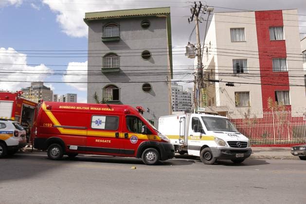RECORD DATE NOT STATED Small plane crashes and hits building in the Silveira neighborhood in Belo Horizonte. Belo Horizonte (MG), 04 05 2026 - A small plane crashed and hit a building in the Silveira neighborhood, in the city of Belo Horizonte, capital of Minas Gerais, on the afternoon of this Monday (May 4). According to the fire department, there were five occupants on board the aircraft, the pilot who is trapped in the wreckage and other people in serious condition. There is still the possibility of a fifth victim at the scene.(Foto: Diego Tavares Thenews2 imago images) Small plane crashes and hits building in the Silveira neighborhood in Belo Horizonte.  Copyright: xDiegoxTavaresx
