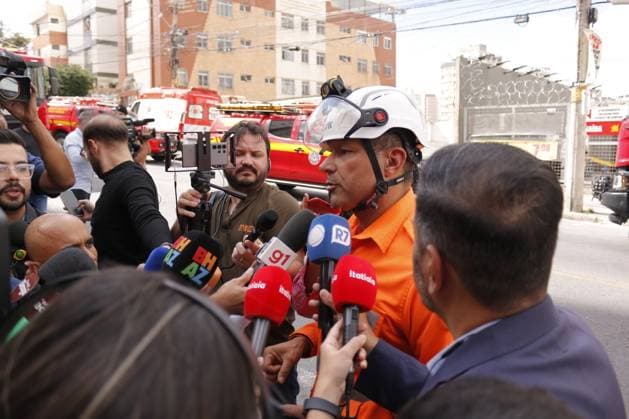 RECORD DATE NOT STATED Small plane crashes and hits building in the Silveira neighborhood in Belo Horizonte. Belo Horizonte (MG), 04 05 2026 - A small plane crashed and hit a building in the Silveira neighborhood, in the city of Belo Horizonte, capital of Minas Gerais, on the afternoon of this Monday (May 4). According to the fire department, there were five occupants on board the aircraft, the pilot who is trapped in the wreckage and other people in serious condition. There is still the possibility of a fifth victim at the scene.(Foto: Diego Tavares Thenews2 imago images) Small plane crashes and hits building in the Silveira neighborhood in Belo Horizonte.  Copyright: xDiegoxTavaresx