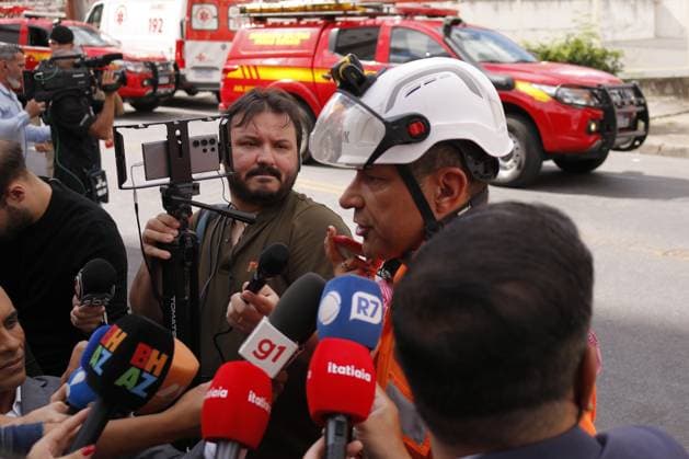 RECORD DATE NOT STATED Small plane crashes and hits building in the Silveira neighborhood in Belo Horizonte. Belo Horizonte (MG), 04 05 2026 - A small plane crashed and hit a building in the Silveira neighborhood, in the city of Belo Horizonte, capital of Minas Gerais, on the afternoon of this Monday (May 4). According to the fire department, there were five occupants on board the aircraft, the pilot who is trapped in the wreckage and other people in serious condition. There is still the possibility of a fifth victim at the scene.(Foto: Diego Tavares Thenews2 imago images) Small plane crashes and hits building in the Silveira neighborhood in Belo Horizonte.  Copyright: xDiegoxTavaresx