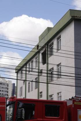 RECORD DATE NOT STATED Small plane crashes and hits building in the Silveira neighborhood in Belo Horizonte. Belo Horizonte (MG), 04 05 2026 - A small plane crashed and hit a building in the Silveira neighborhood, in the city of Belo Horizonte, capital of Minas Gerais, on the afternoon of this Monday (May 4). According to the fire department, there were five occupants on board the aircraft, the pilot who is trapped in the wreckage and other people in serious condition. There is still the possibility of a fifth victim at the scene.(Foto: Diego Tavares Thenews2 imago images) Small plane crashes and hits building in the Silveira neighborhood in Belo Horizonte.  Copyright: xDiegoxTavaresx