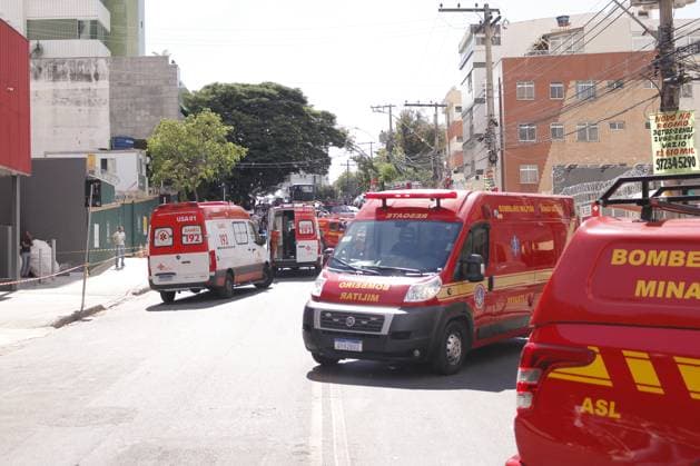 RECORD DATE NOT STATED Small plane crashes and hits building in the Silveira neighborhood in Belo Horizonte. Belo Horizonte (MG), 04 05 2026 - A small plane crashed and hit a building in the Silveira neighborhood, in the city of Belo Horizonte, capital of Minas Gerais, on the afternoon of this Monday (May 4). According to the fire department, there were five occupants on board the aircraft, the pilot who is trapped in the wreckage and other people in serious condition. There is still the possibility of a fifth victim at the scene.(Foto: Diego Tavares Thenews2 imago images) Small plane crashes and hits building in the Silveira neighborhood in Belo Horizonte.  Copyright: xDiegoxTavaresx