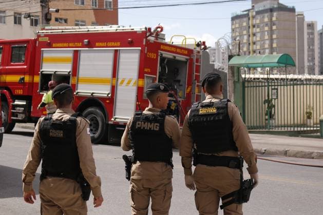 RECORD DATE NOT STATED Small plane crashes and hits building in the Silveira neighborhood in Belo Horizonte. Belo Horizonte (MG), 04 05 2026 - A small plane crashed and hit a building in the Silveira neighborhood, in the city of Belo Horizonte, capital of Minas Gerais, on the afternoon of this Monday (May 4). According to the fire department, there were five occupants on board the aircraft, the pilot who is trapped in the wreckage and other people in serious condition. There is still the possibility of a fifth victim at the scene.(Foto: Diego Tavares Thenews2 imago images) Small plane crashes and hits building in the Silveira neighborhood in Belo Horizonte.  Copyright: xDiegoxTavaresx
