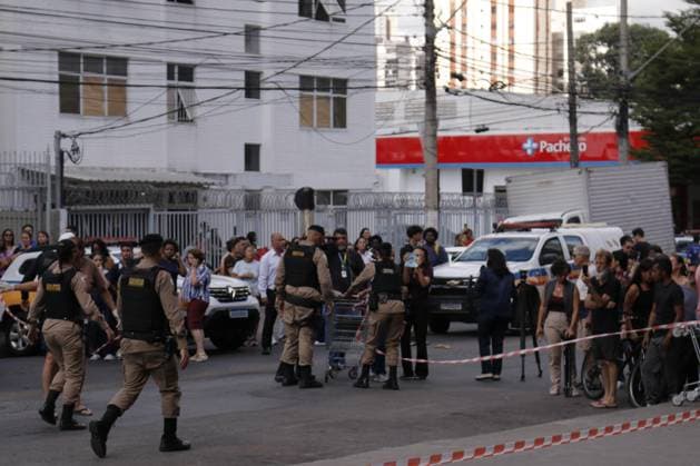 RECORD DATE NOT STATED Small plane crashes and hits building in the Silveira neighborhood in Belo Horizonte. Belo Horizonte (MG), 04 05 2026 - A small plane crashed and hit a building in the Silveira neighborhood, in the city of Belo Horizonte, capital of Minas Gerais, on the afternoon of this Monday (May 4). According to the fire department, there were five occupants on board the aircraft, the pilot who is trapped in the wreckage and other people in serious condition. There is still the possibility of a fifth victim at the scene.(Foto: Diego Tavares Thenews2 imago images) Small plane crashes and hits building in the Silveira neighborhood in Belo Horizonte.  Copyright: xDiegoxTavaresx
