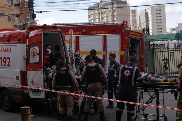 RECORD DATE NOT STATED Small plane crashes and hits building in the Silveira neighborhood in Belo Horizonte. Belo Horizonte (MG), 04 05 2026 - A small plane crashed and hit a building in the Silveira neighborhood, in the city of Belo Horizonte, capital of Minas Gerais, on the afternoon of this Monday (May 4). According to the fire department, there were five occupants on board the aircraft, the pilot who is trapped in the wreckage and other people in serious condition. There is still the possibility of a fifth victim at the scene.(Foto: Diego Tavares Thenews2 imago images) Small plane crashes and hits building in the Silveira neighborhood in Belo Horizonte.  Copyright: xDiegoxTavaresx