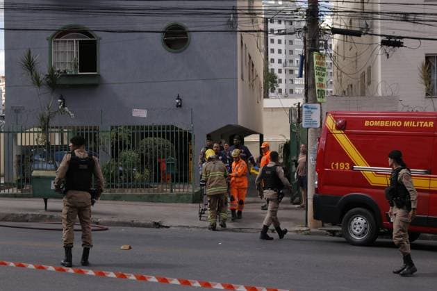RECORD DATE NOT STATED Small plane crashes and hits building in the Silveira neighborhood in Belo Horizonte. Belo Horizonte (MG), 04 05 2026 - A small plane crashed and hit a building in the Silveira neighborhood, in the city of Belo Horizonte, capital of Minas Gerais, on the afternoon of this Monday (May 4). According to the fire department, there were five occupants on board the aircraft, the pilot who is trapped in the wreckage and other people in serious condition. There is still the possibility of a fifth victim at the scene.(Foto: Diego Tavares Thenews2 imago images) Small plane crashes and hits building in the Silveira neighborhood in Belo Horizonte.  Copyright: xDiegoxTavaresx