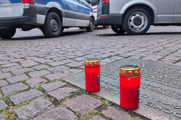 Leipzig, Saxony, Germany, 04 05 2026 Car drives into crowd in Leipzig The incident took place on Grimmaische Straße in the city center, the area between Augustusplatz and Ritterstraße was cordoned off Candles near the crime scene Copyright: xdtsxNachrichtenagenturx dts_117560
