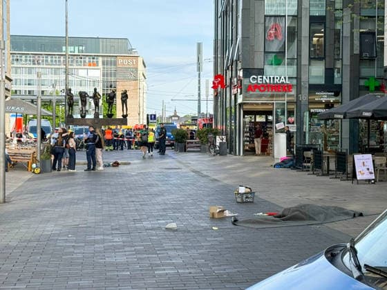 RECORD DATE NOT STATED Auto fährt durch Innenstadt MANV in Leipzig ausgelöst, mehrere Verletzte Am Montagnachmitag kam es in der Leipziger Innenstadt im Bereich des Augustusplatzes zu einer umfangreichen Einsatzlage, bei der ein Massenanfall von Verletzten (MANV) ausgerufen wurde. Nach ersten Erkenntnissen war ein Fahrzeug im innerstädtischen Bereich unterwegs und erfasste dabei mehrere Personen, wobei sich die Lage vom Augustusplatz in Richtung Thomaskirche erstreckte. Mehrere Menschen wurden verletzt, nähere Angaben zur genauen Anzahl oder zur Schwere der Verletzungen lagen zunächst nicht vor. Im weiteren Verlauf rückten zahlreiche Einsatzkräfte von Rettungsdienst, Feuerwehr und Polizei an, um die medizinische Versorgung der Betroffenen sicherzustell Copyright: xEHLxMediax 20260504_leipzig-pkw-menschenmenge_12