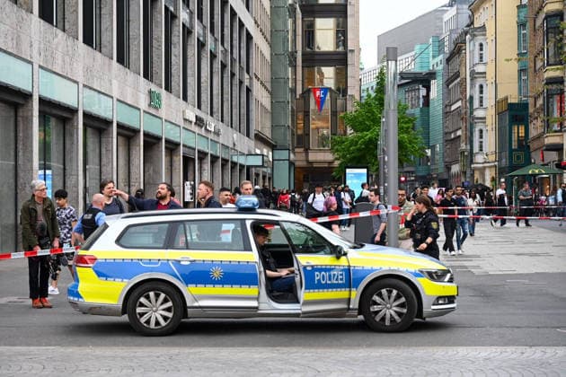 Leipzig car drives through crowd downtown MANV triggered, several injured, several dead, suspect arrested On Monday afternoon, an extensive emergency situation occurred in d Copyright: xEHLxMediax 20260504_leipzig-pkw-menschenmenge_19