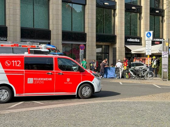 RECORD DATE NOT STATED Auto fährt durch Menschenmenge Innenstadt MANV in Leipzig ausgelöst, mehrere Verletzte Am Montagnachmitag kam es in der Leipziger Innenstadt im Bereich des Augustusplatzes zu einer umfangreichen Einsatzlage, bei der ein Massenanfall von Verletzten (MANV) ausgerufen wurde. Nach ersten Erkenntnissen war ein Fahrzeug im innerstädtischen Bereich unterwegs und erfasste dabei mehrere Personen, wobei sich die Lage vom Augustusplatz in Richtung Thomaskirche erstreckte. Mehrere Menschen wurden verletzt, nähere Angaben zur genauen Anzahl oder zur Schwere der Verletzungen lagen zunächst nicht vor. Im weiteren Verlauf rückten zahlreiche Einsatzkräfte von Rettungsdienst, Feuerwehr und Polizei an, um die medizinische Versorgung der Betroffene Copyright: xEHLxMediax 20260504_leipzig-pkw-menschenmenge_2