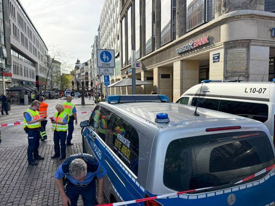 RECORD DATE NOT STATED Auto fährt durch Innenstadt MANV in Leipzig ausgelöst, mehrere Verletzte Am Montagnachmitag kam es in der Leipziger Innenstadt im Bereich des Augustusplatzes zu einer umfangreichen Einsatzlage, bei der ein Massenanfall von Verletzten (MANV) ausgerufen wurde. Nach ersten Erkenntnissen war ein Fahrzeug im innerstädtischen Bereich unterwegs und erfasste dabei mehrere Personen, wobei sich die Lage vom Augustusplatz in Richtung Thomaskirche erstreckte. Mehrere Menschen wurden verletzt, nähere Angaben zur genauen Anzahl oder zur Schwere der Verletzungen lagen zunächst nicht vor. Im weiteren Verlauf rückten zahlreiche Einsatzkräfte von Rettungsdienst, Feuerwehr und Polizei an, um die medizinische Versorgung der Betroffenen sicherzustell Copyright: xEHLxMediax 20260504_leipzig-pkw-menschenmenge_9
