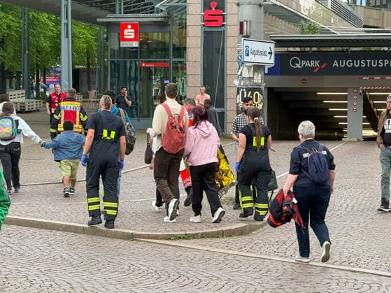 RECORD DATE NOT STATED Leipzig: Auto fährt durch Menschenmenge Innenstadt MANV ausgelöst, mehrere Verletzte, mehrere Tote, Beschuldigter festgenommen Am Montagnachmittag kam es in der Leipziger Innenstadt im Bereich des Augustusplatzes zu einer umfangreichen Einsatzlage, bei der ein Massenanfall von Verletzten (MANV) ausgerufen wurde. Nach ersten Erkenntnissen war ein Fahrzeug im innerstädtischen Bereich unterwegs und erfasste dabei mehrere Personen, wobei sich die Lage vom Augustusplatz über die Grimmaische Straße bis in den Bereich Markt erstreckte. Nach Angaben des Leipziger Branddirektors Axel Schuh wurden zwei Personen so schwer verletzt, dass sie noch vor Ort beziehungsweise kurze Zeit später verstarben. Zwei weitere Menschen erlitten schwere Ver Copyright: xEHLxMediax 20260504_leipzig-pkw-menschenmenge_1
