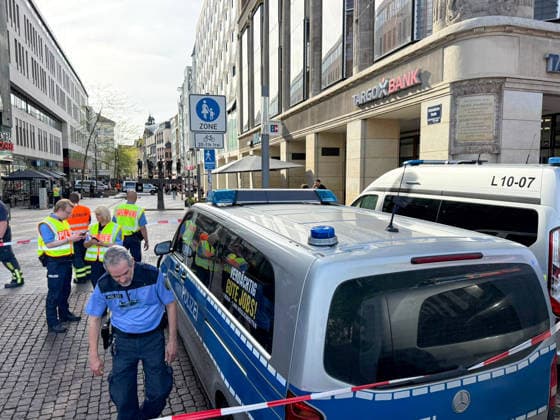 RECORD DATE NOT STATED Auto fährt durch Innenstadt MANV in Leipzig ausgelöst, mehrere Verletzte Am Montagnachmitag kam es in der Leipziger Innenstadt im Bereich des Augustusplatzes zu einer umfangreichen Einsatzlage, bei der ein Massenanfall von Verletzten (MANV) ausgerufen wurde. Nach ersten Erkenntnissen war ein Fahrzeug im innerstädtischen Bereich unterwegs und erfasste dabei mehrere Personen, wobei sich die Lage vom Augustusplatz in Richtung Thomaskirche erstreckte. Mehrere Menschen wurden verletzt, nähere Angaben zur genauen Anzahl oder zur Schwere der Verletzungen lagen zunächst nicht vor. Im weiteren Verlauf rückten zahlreiche Einsatzkräfte von Rettungsdienst, Feuerwehr und Polizei an, um die medizinische Versorgung der Betroffenen sicherzustell Copyright: xEHLxMediax 20260504_leipzig-pkw-menschenmenge_10